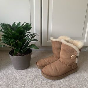 UGG BAILEY BUTTON II BOOT 👢